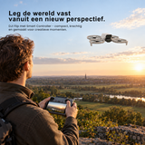 DJI Flip opvouwbare drone met 4K HDR-camera – piloot bedient de drone boven landschap bij zonsondergang